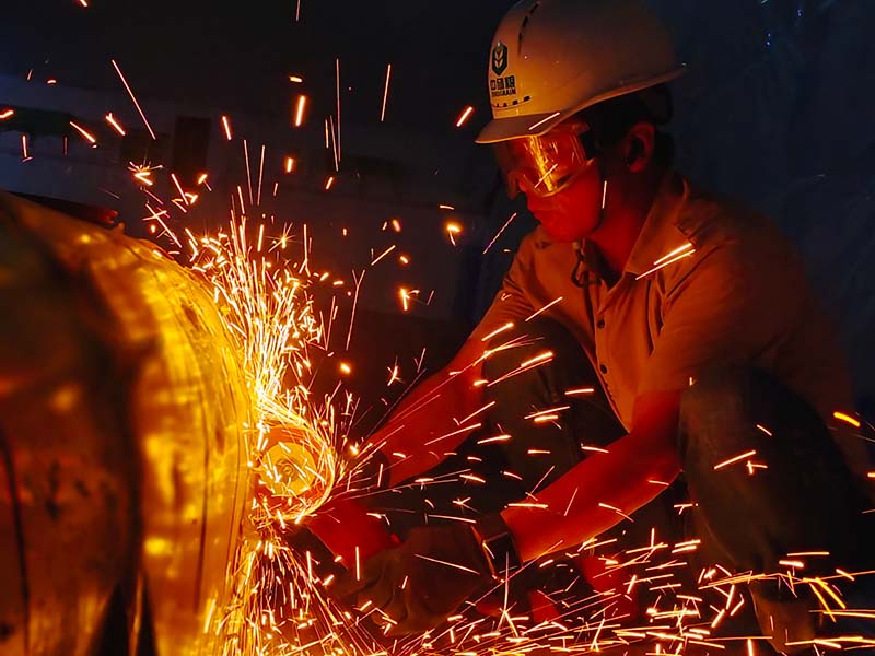 株洲直属库工作人员在备用仓房安装地上笼，为收购下一仓新粮作准备。受访单位供图