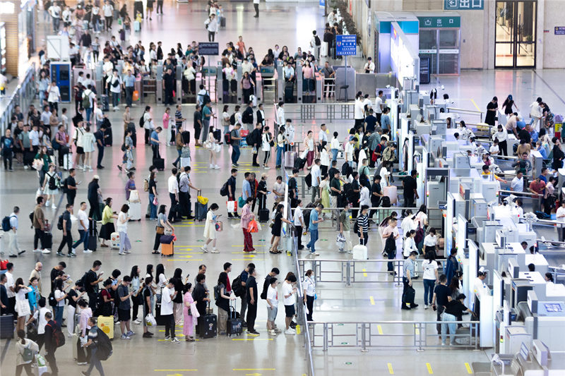 旅客有序排队进行安检。受访单位供图