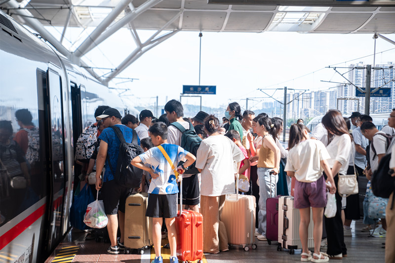 旅客在排队上车。受访单位供图