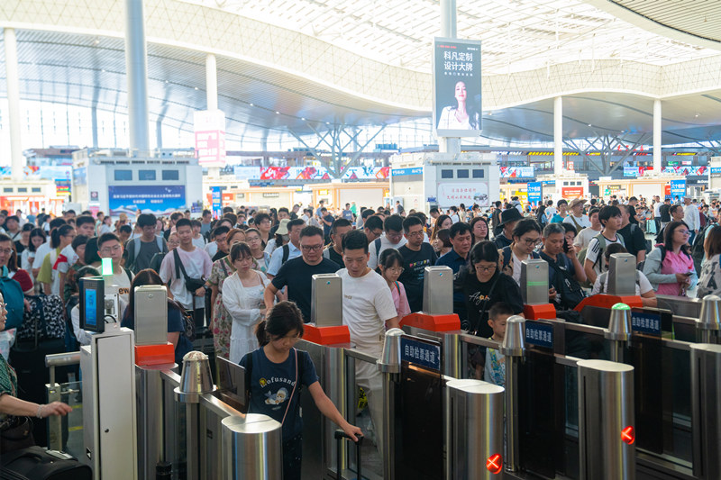 旅客在站内过闸。受访单位供图