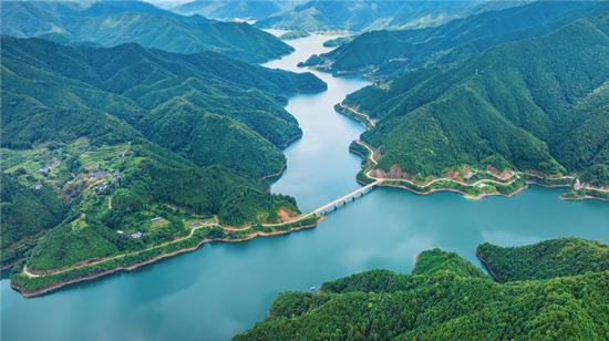 涔天河水库两岸青山如黛。李忠林摄
