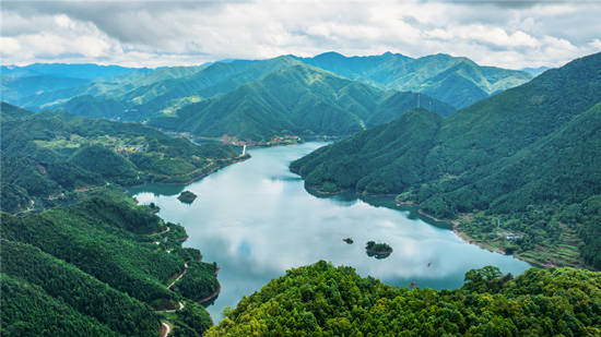 涔天河水库两岸绿树成荫。李忠林摄