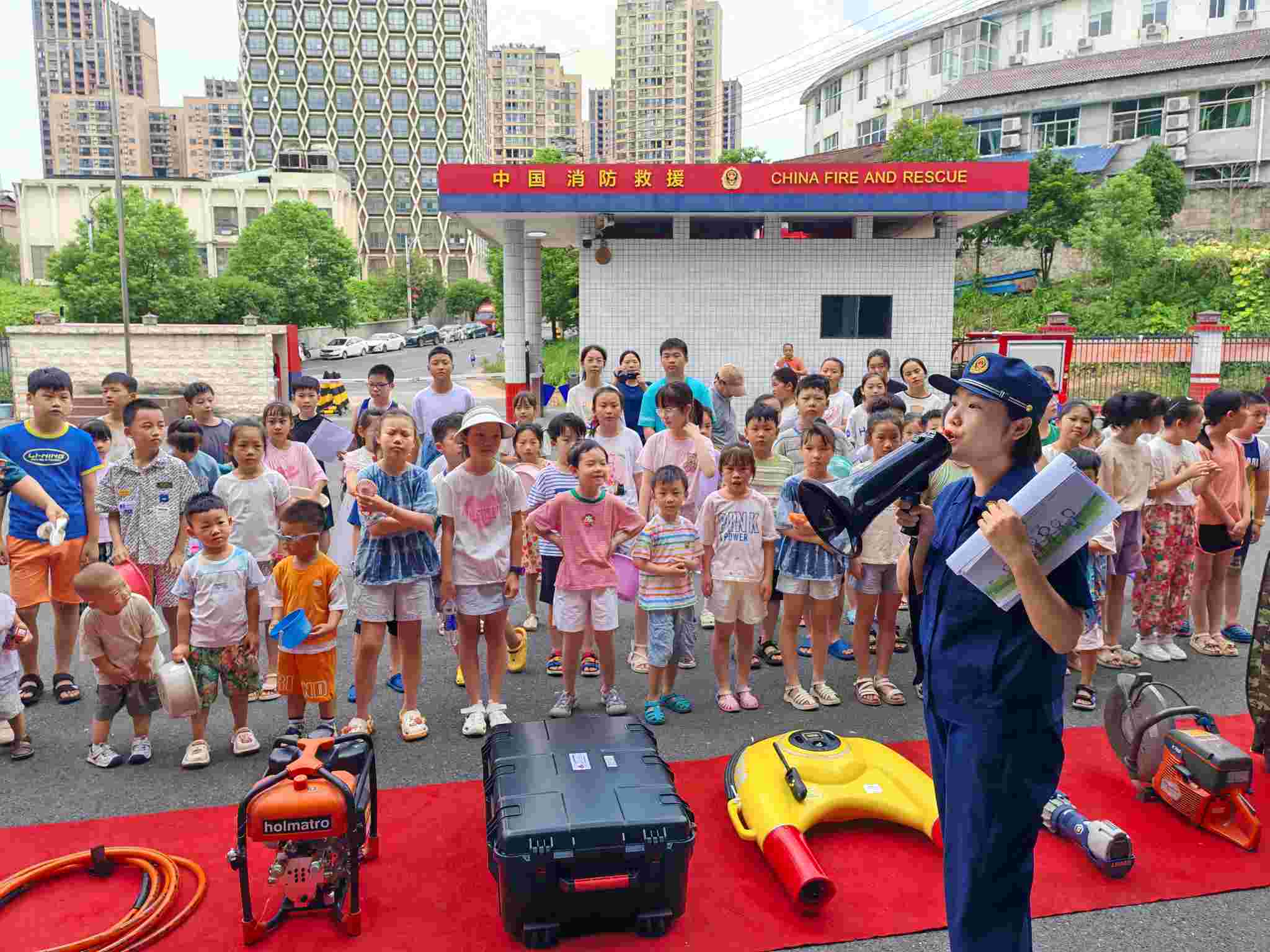 消防宣传员正在讲解防溺水安全知识（单位供图）