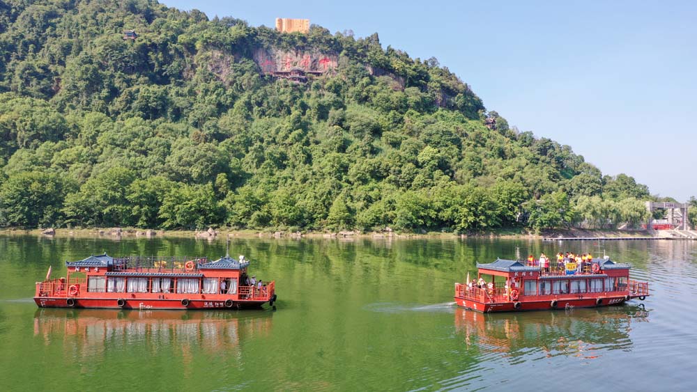乘游船赴书山。单位供图