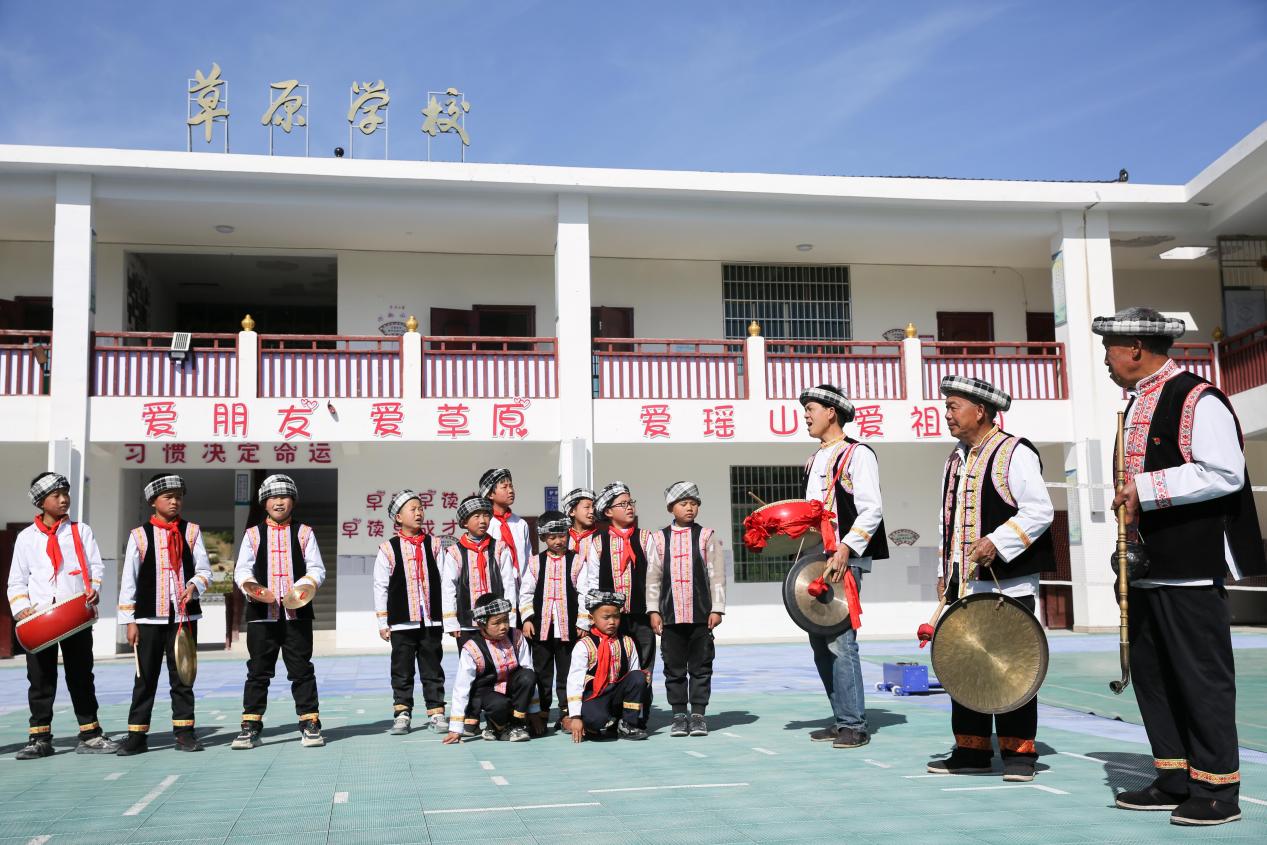 呜哇山歌非遗传承人在教花瑶学生学唱廉洁山歌（单位供图）