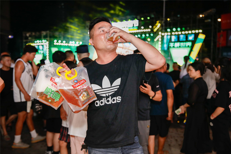 市民现场畅饮啤酒。受访单位供图