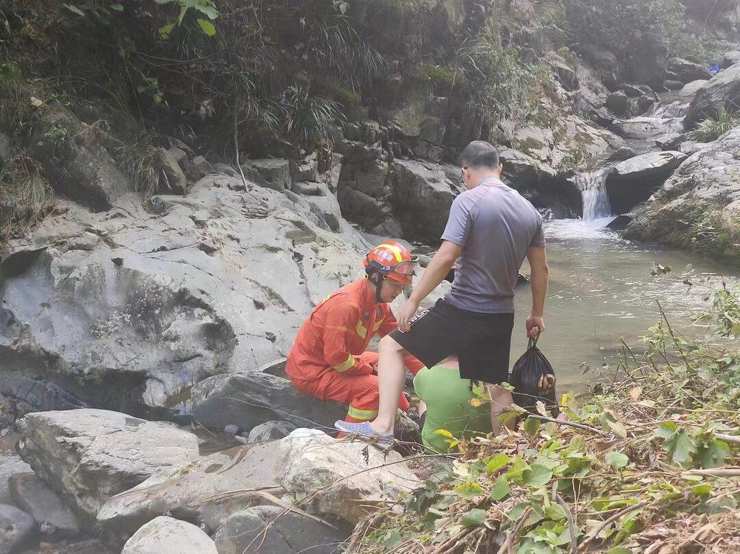 女子崴腳被困山間，消防救援人員接力背其下山。單位供圖