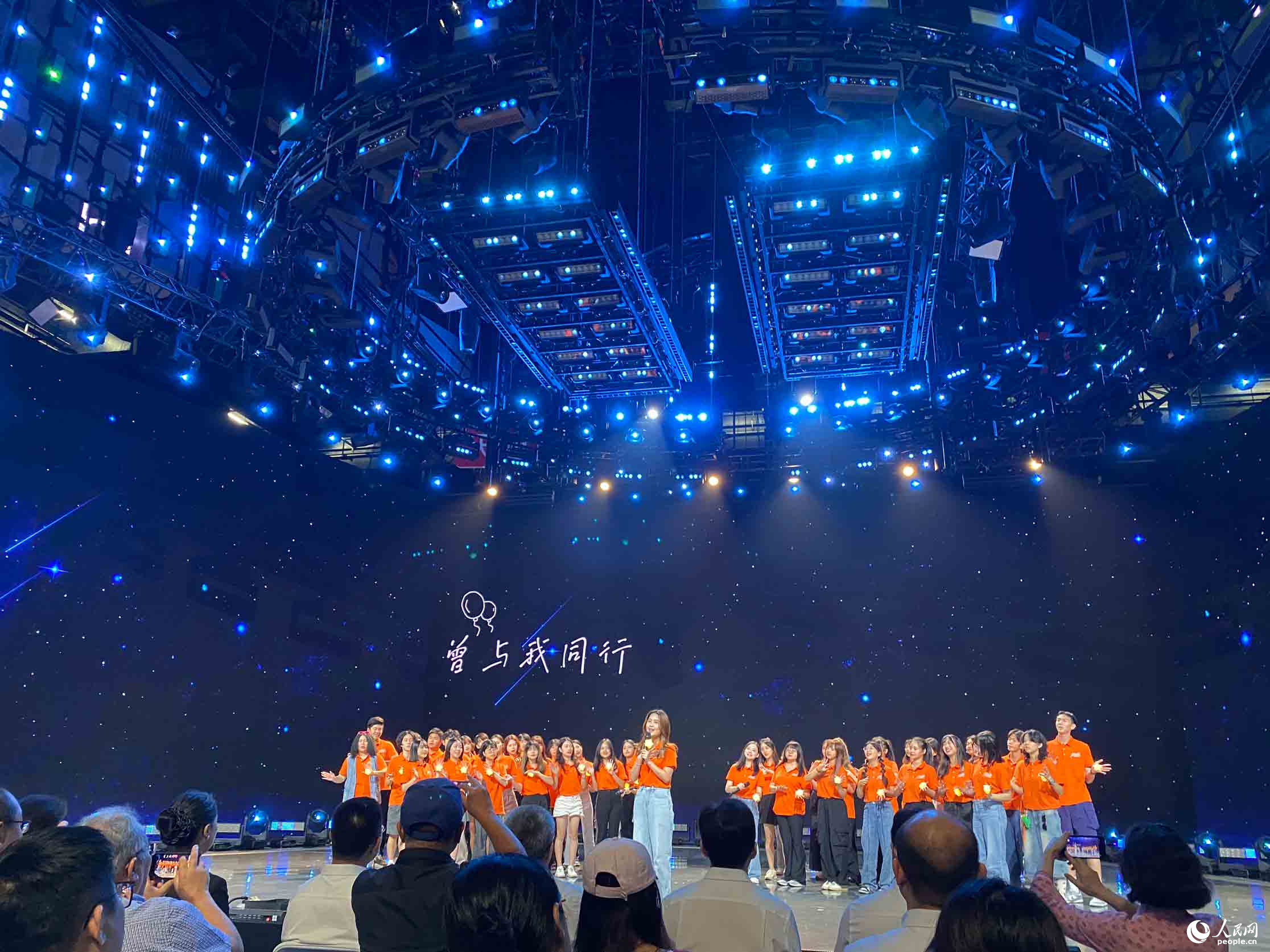 台灣學生們演唱《夜空中最亮的星》。人民網記者 向宇攝