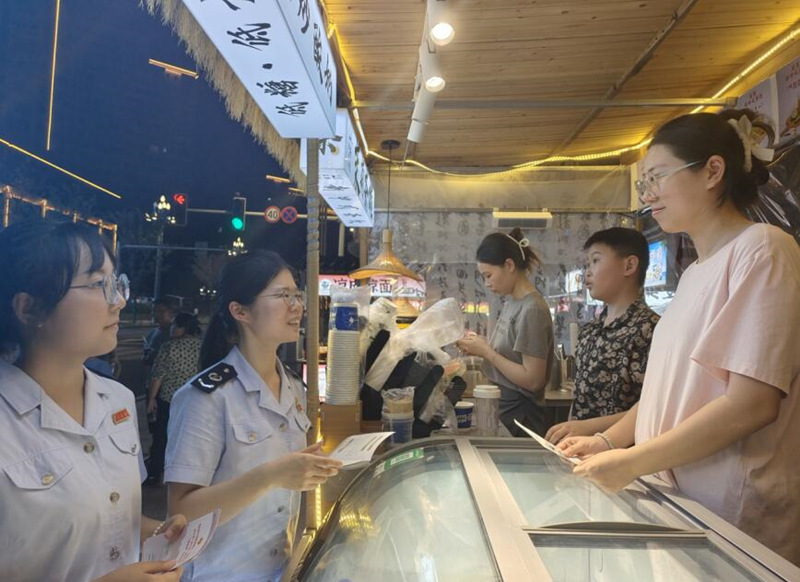 近日,国家税务总局衡阳高新技术产业开发区税务局青年志愿者宣传服务队夜间走访雁鸣溪夜市商户,现场宣讲政策、答疑解惑,助力夜经济发展。贺威摄