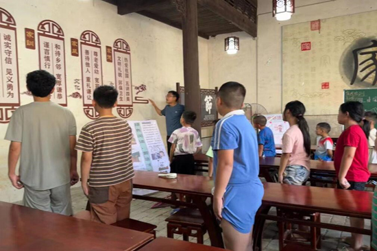 孩子们在家学讲堂学祖训。胡蓉摄