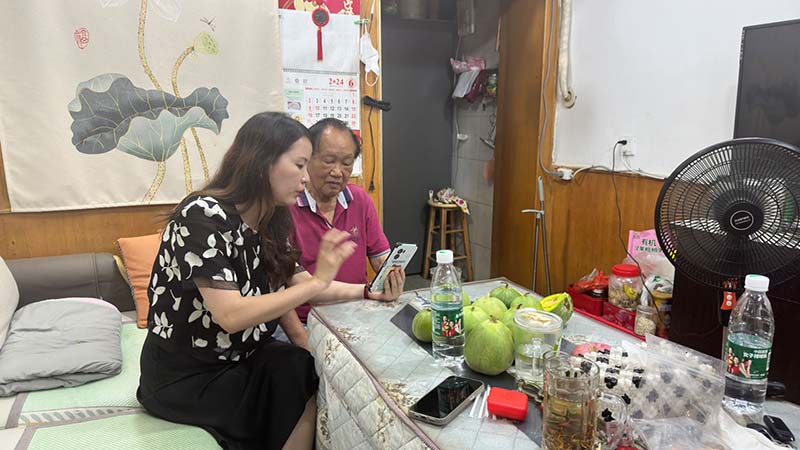 湘雅路街道百善台社區書記曾平在居民家中親切交談。受訪單位供圖