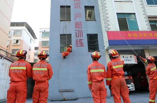 消防员在高温下训练。黄新摄