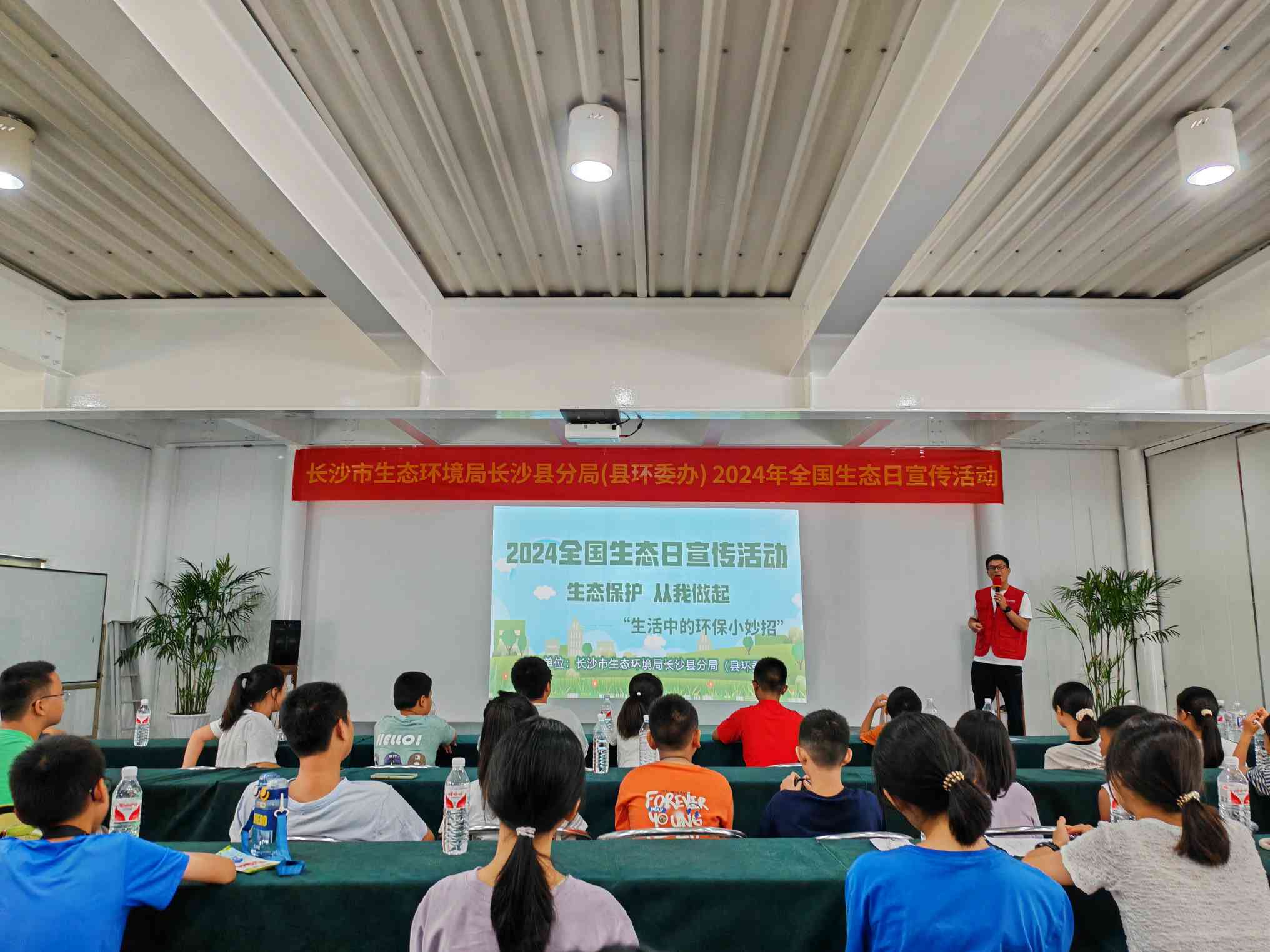學生聆聽生態文明宣講小課堂。單位供圖
