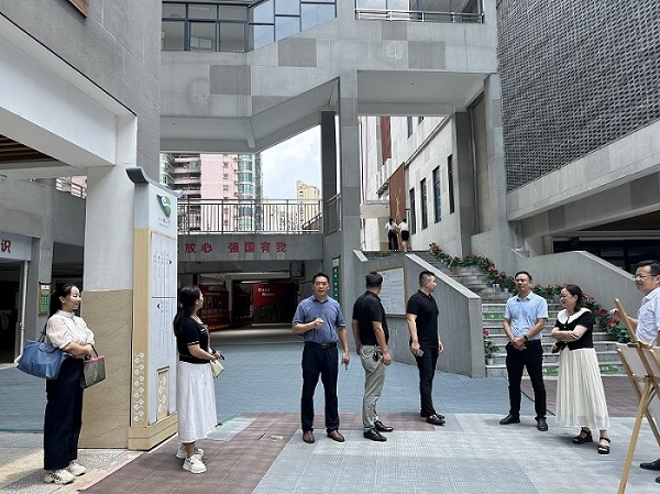 集體參觀教育展廳、文化長廊。單位供圖