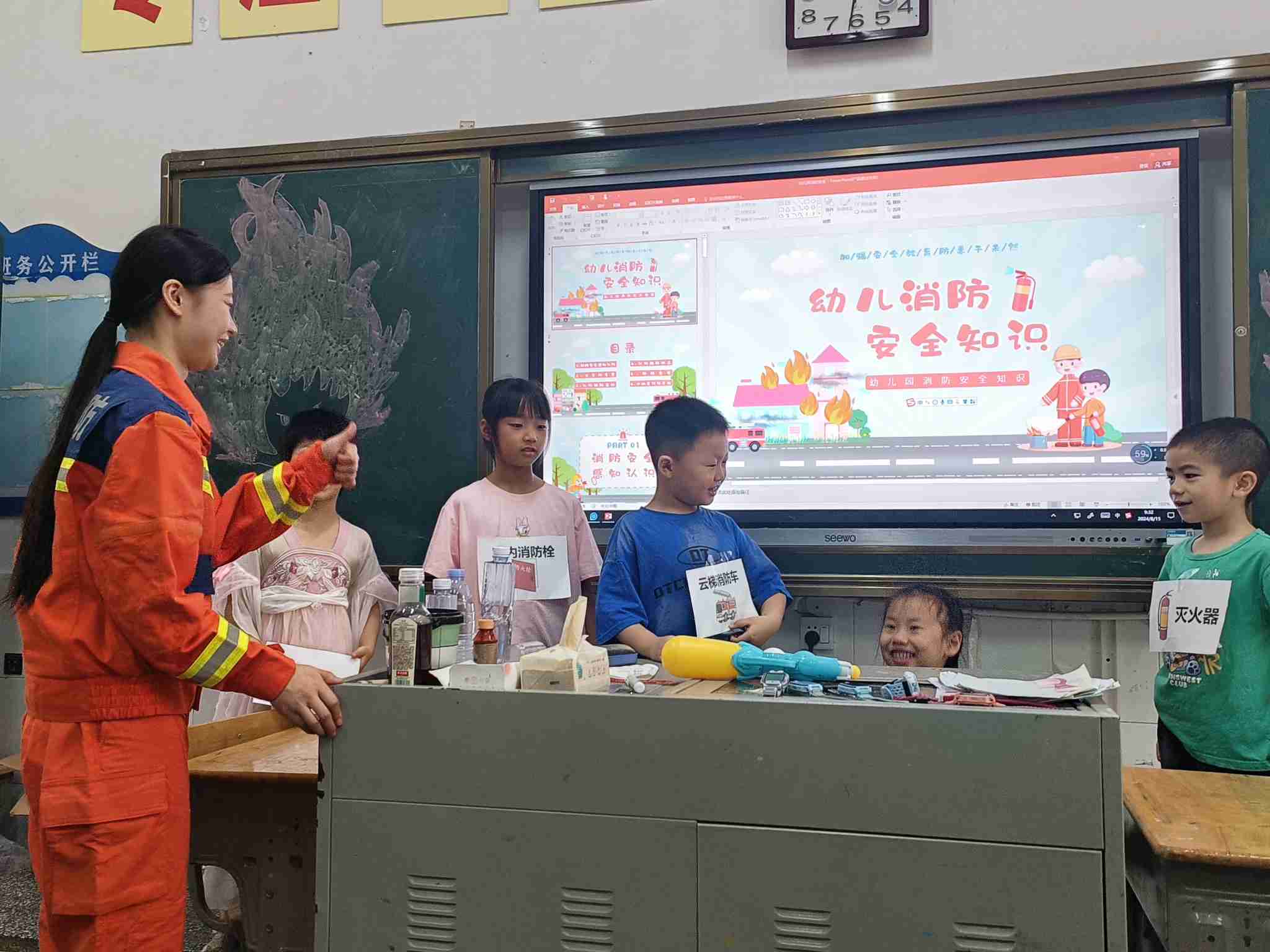 蓝姐姐带领小朋友玩“消防知识萝卜蹲”游戏（邓胜男摄）