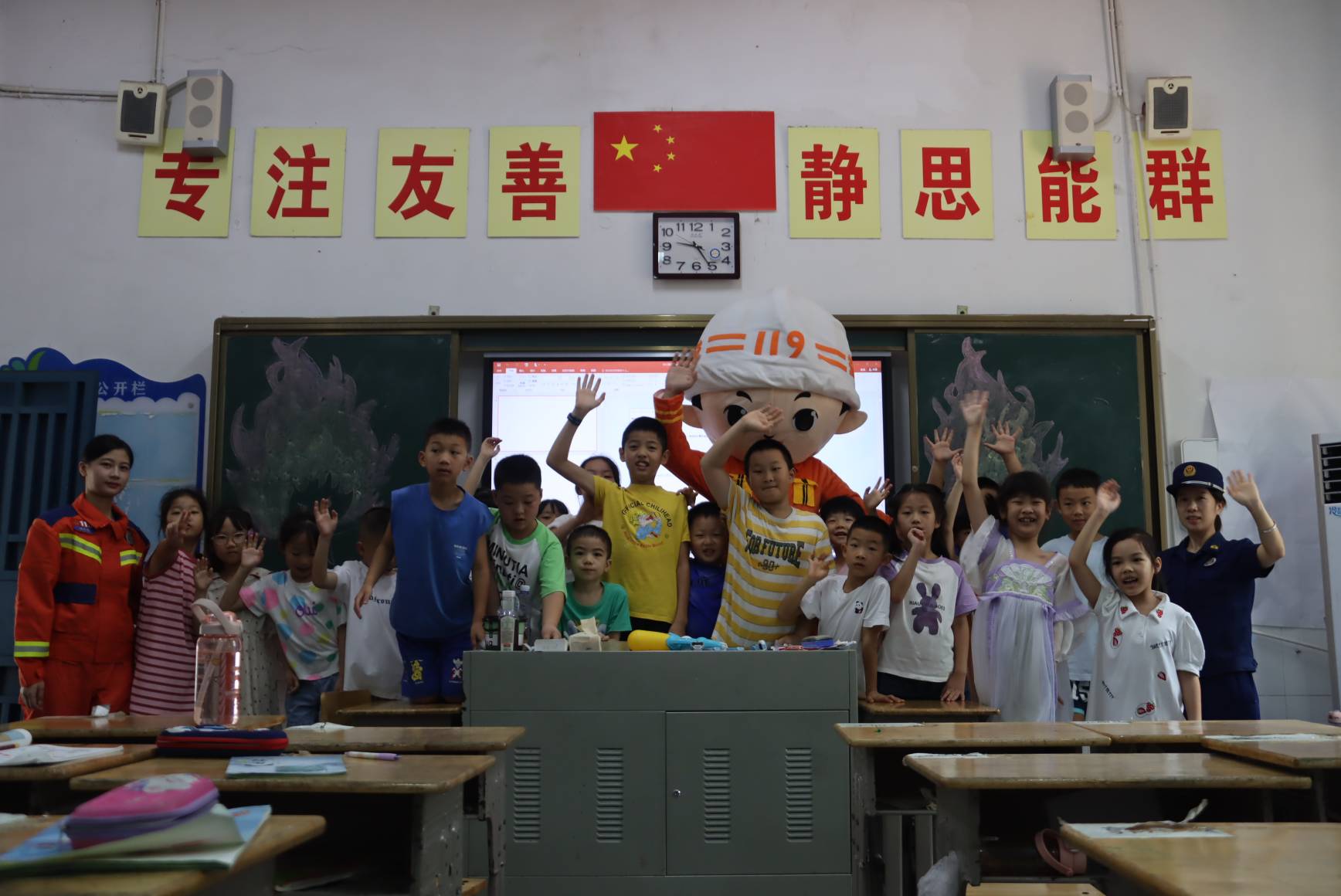 合影留念（邓胜男摄）