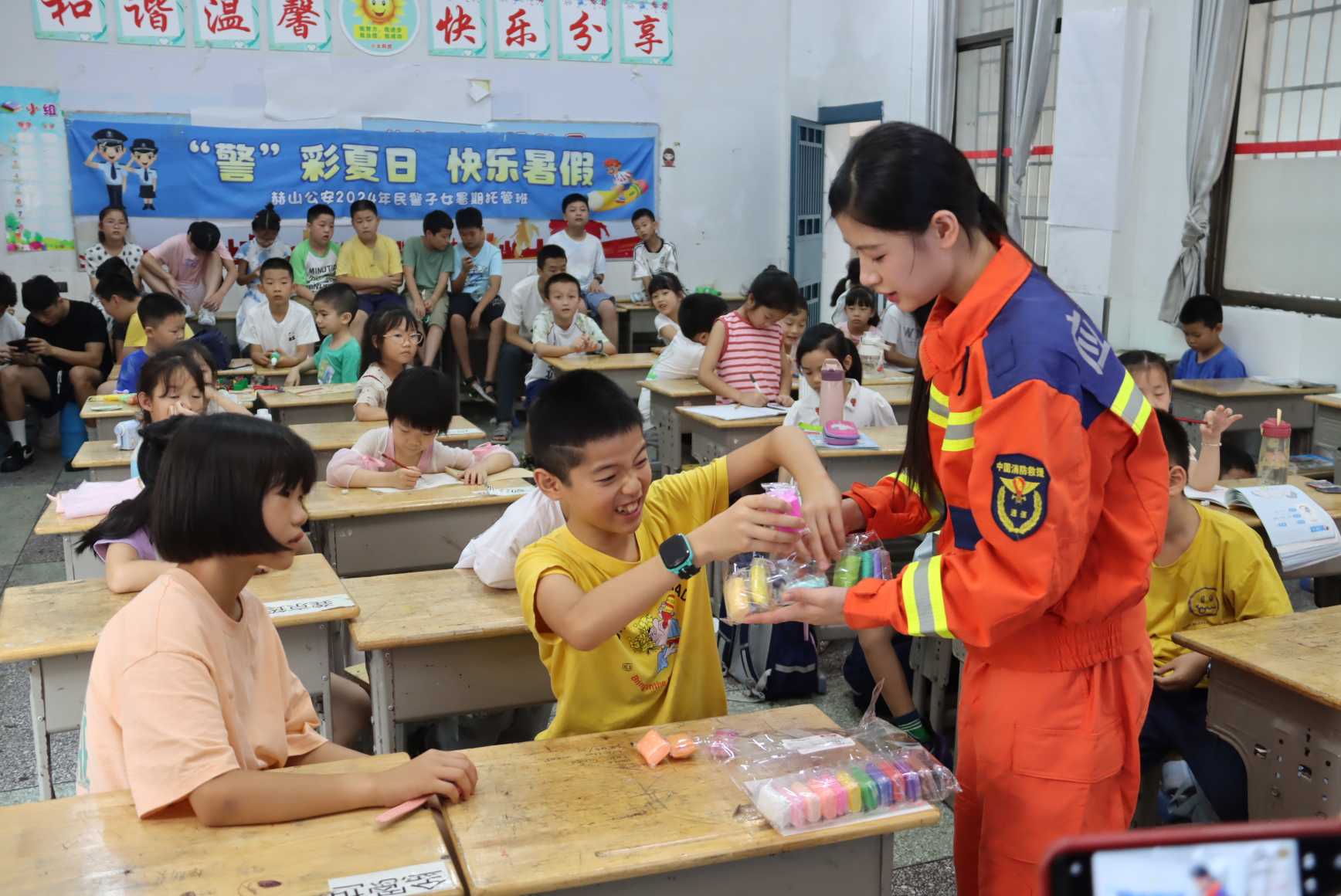 发放心仪小礼品（邓胜男摄）