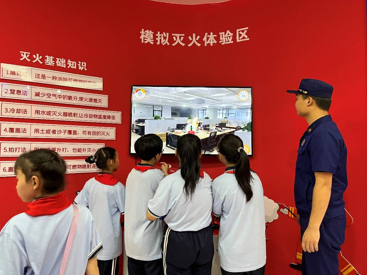 学生体验VR火场逃生模拟现场（单位供图）