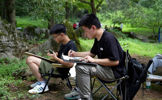 学生在瑶寨绘画写生场景。毛文涛摄