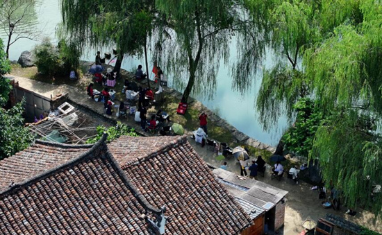 学生在瑶寨绘画写生场景。毛文涛摄