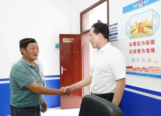 市委书记张作林在花明楼镇开展下沉接访工作。受访单位供图