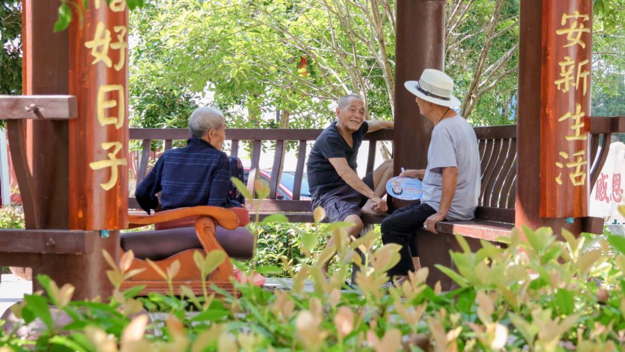 易地搬迁群众在太安社区“感恩亭”休闲。邓浩然摄