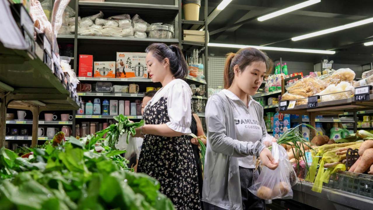 易地搬迁群众在太安社区超市购物。邓浩然摄