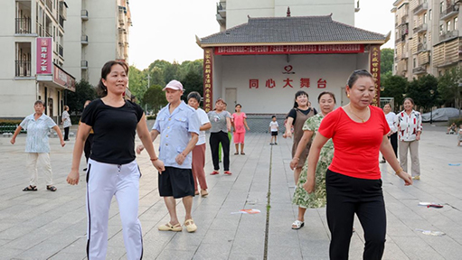 易地搬迁群众在太安社区广场跳舞。邓浩然摄