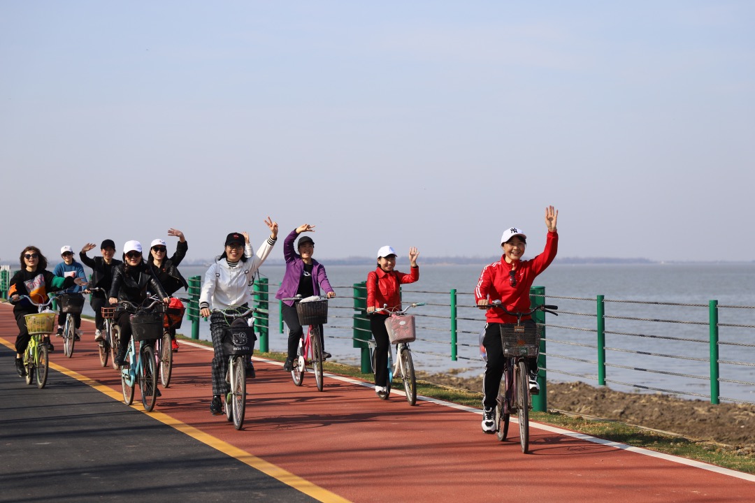 湖邊路上游人騎行。李劍鋒供圖