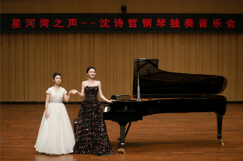 王梓欣同学与老师沈诗哲同台演出。受访单位供图