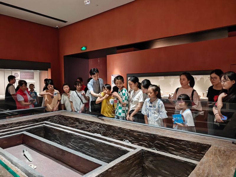 孩子們仔細參觀陳列展覽（龔卿攝）