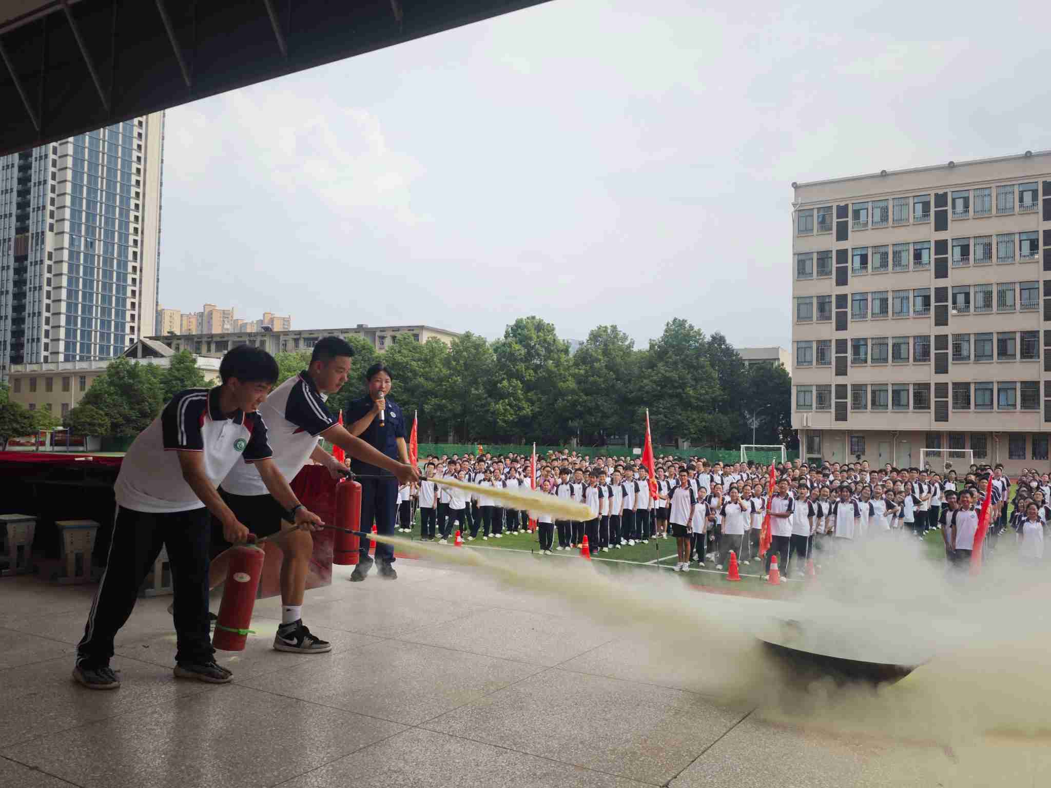 学生上台体验油盆灭火（单位供图）