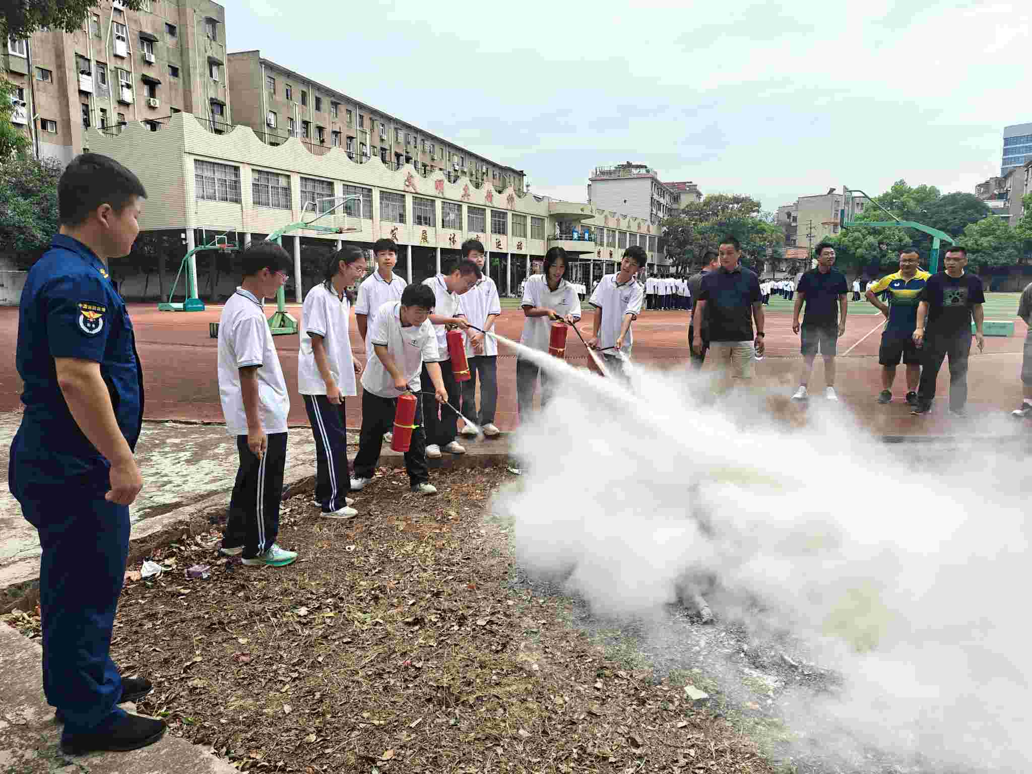 圖為學生親身體驗滅火器實操環節（單位供圖）