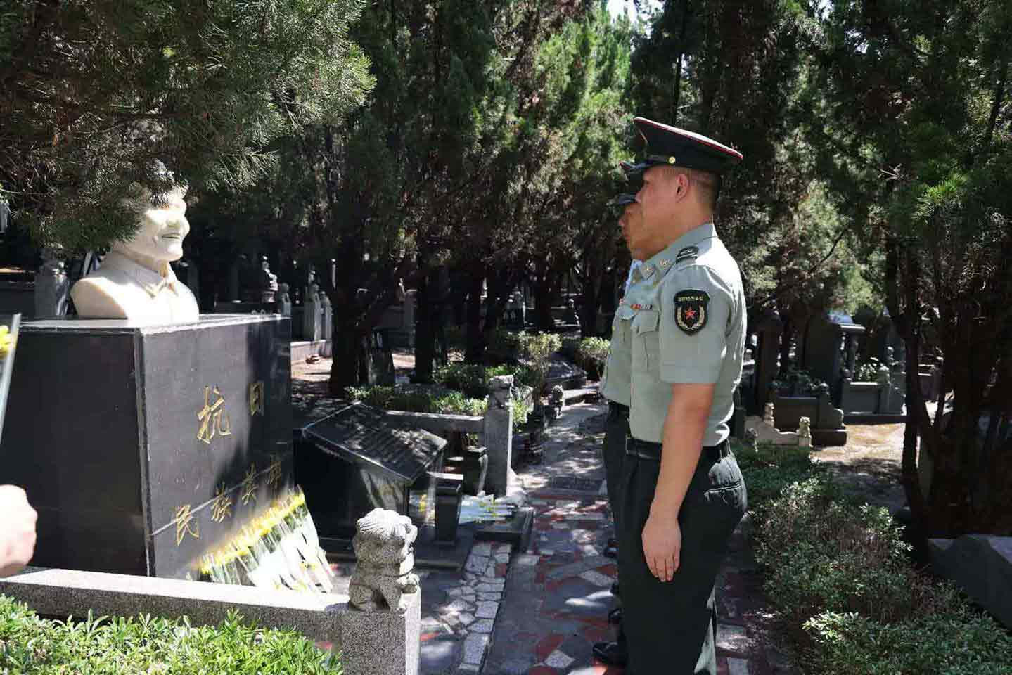 官兵们默哀怀念革命先烈。刘娴摄