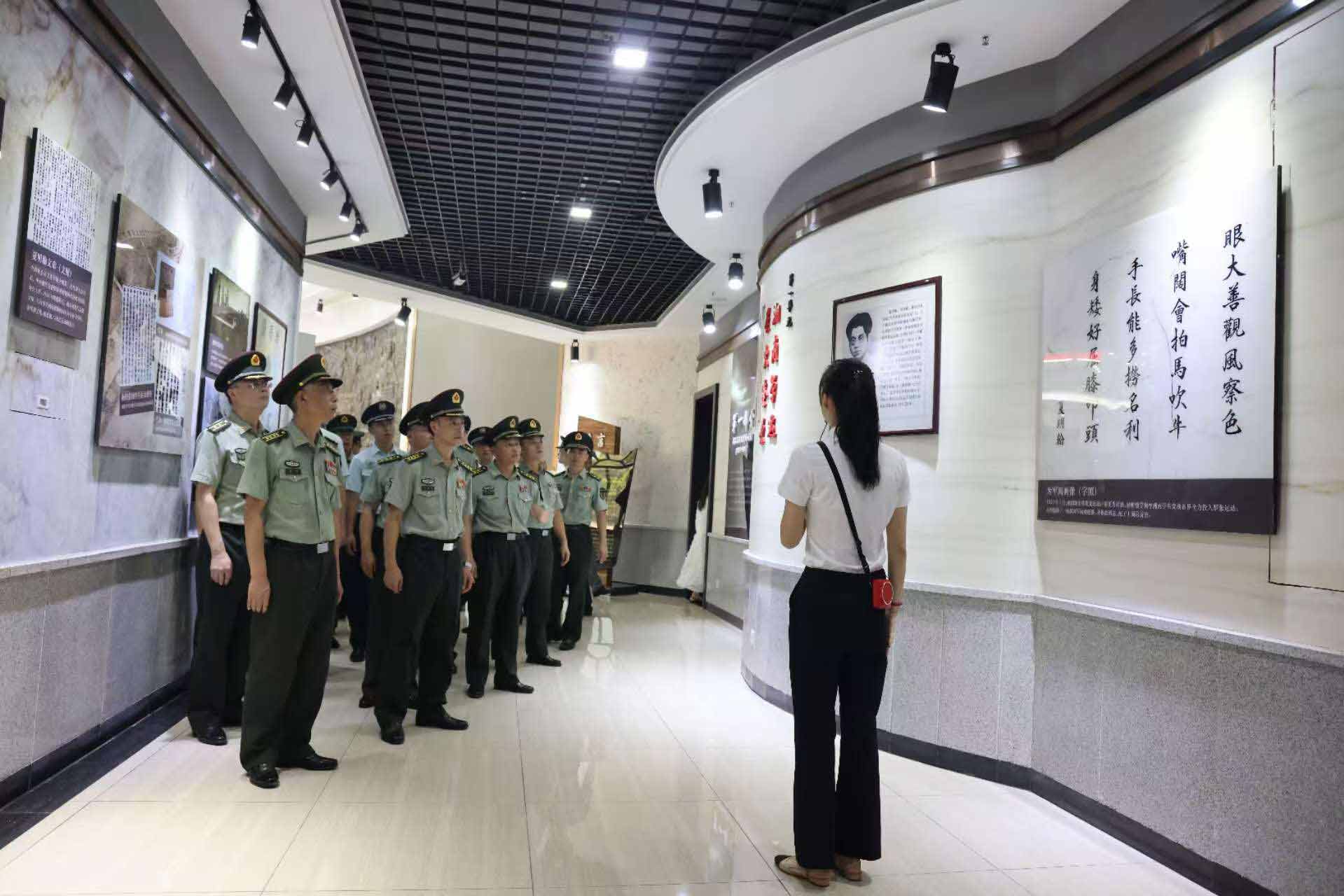 官兵们参观革命烈士陈列馆。刘娴摄