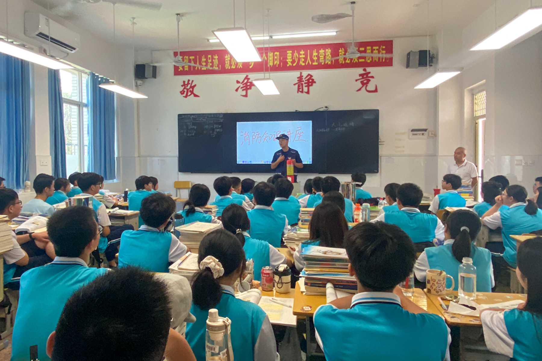 消防员讲解灭火器的使用方法(单位供图)