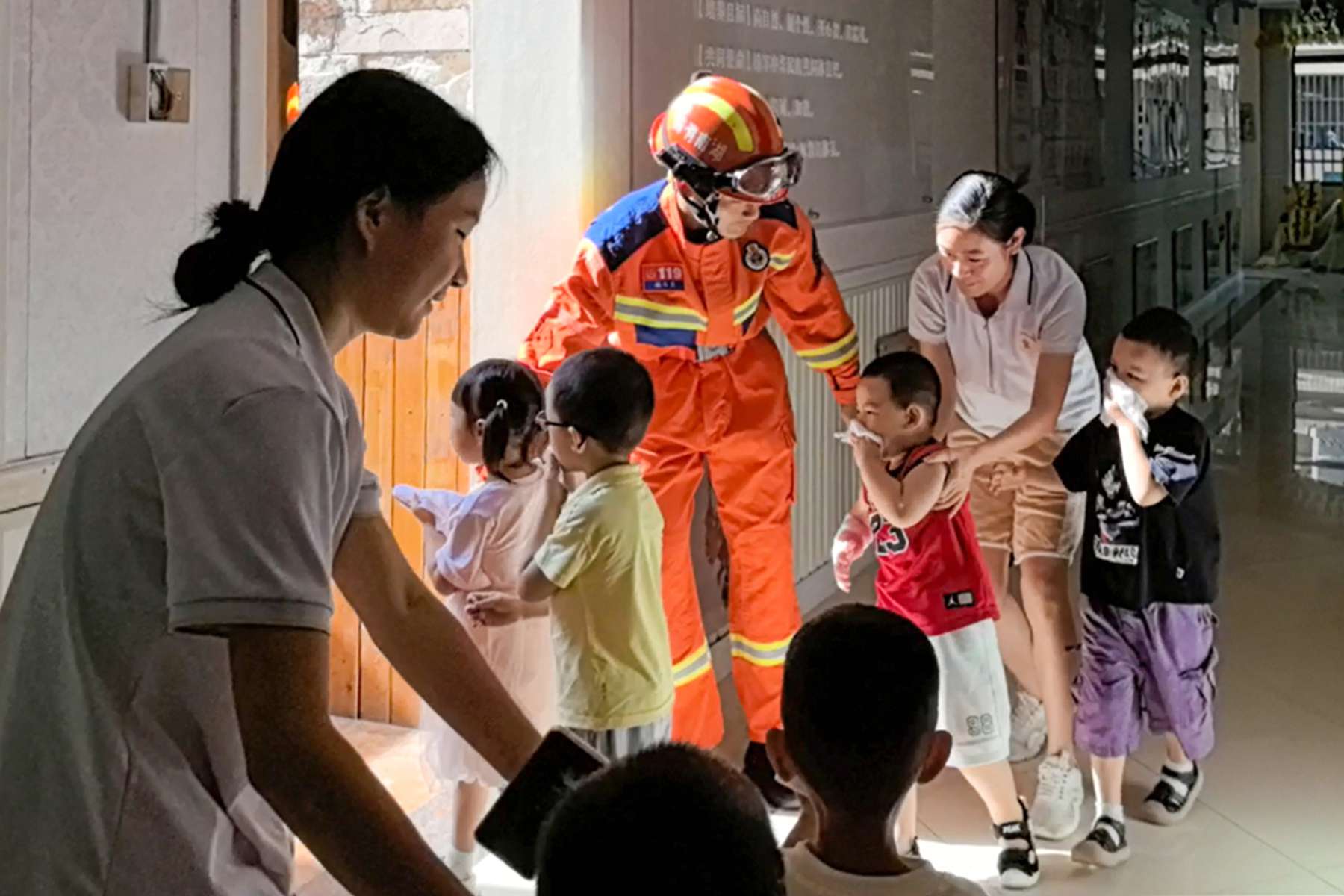 消防员组织师生进行逃生演练(单位供图)