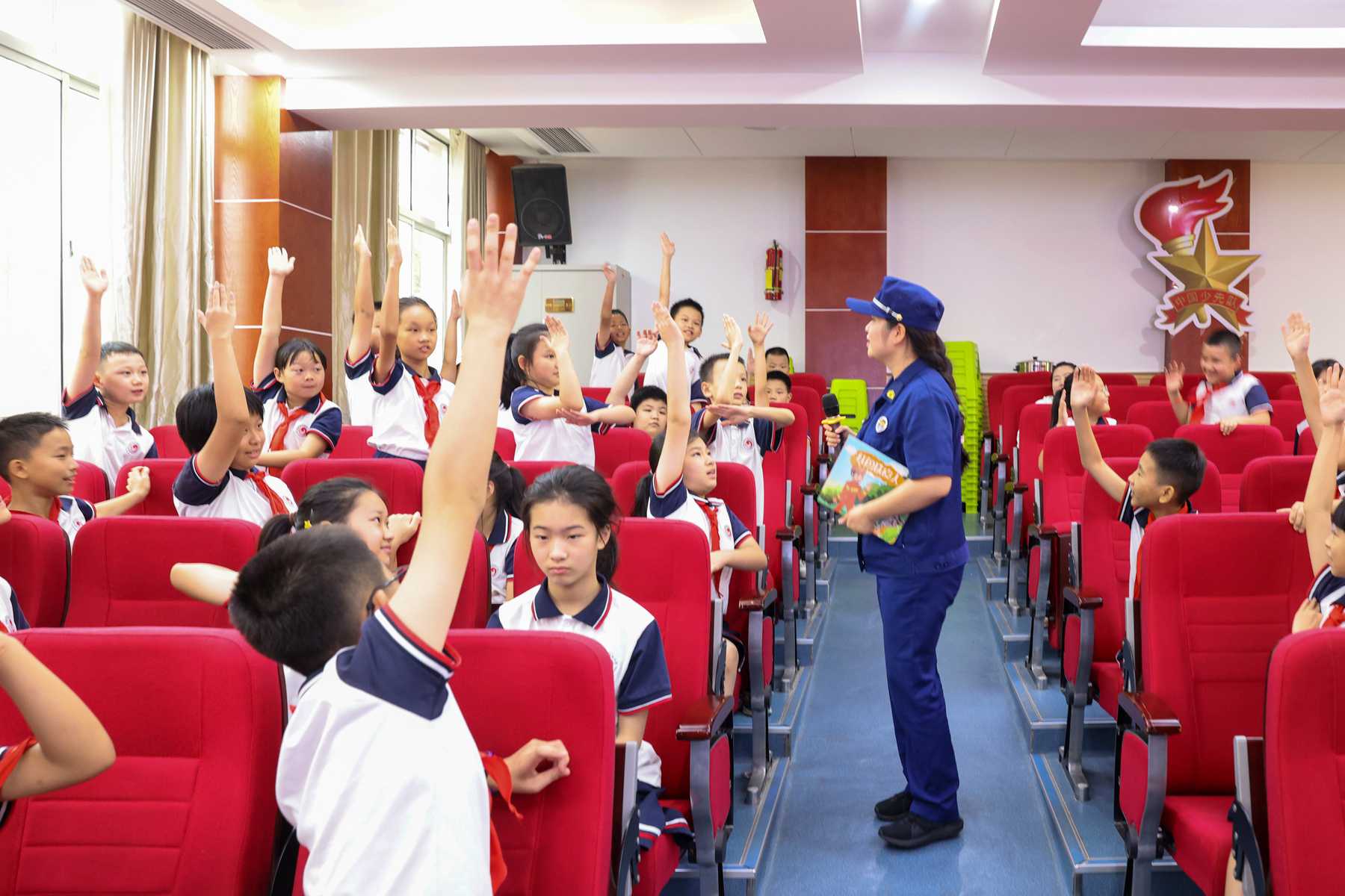 岳阳消防联合交警支队联合开展“开学第一课”主题宣传活动（单位供图）