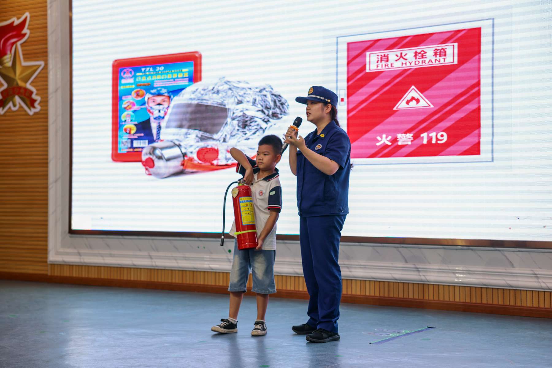 岳阳消防联合交警支队联合开展“开学第一课”主题宣传活动（单位供图）