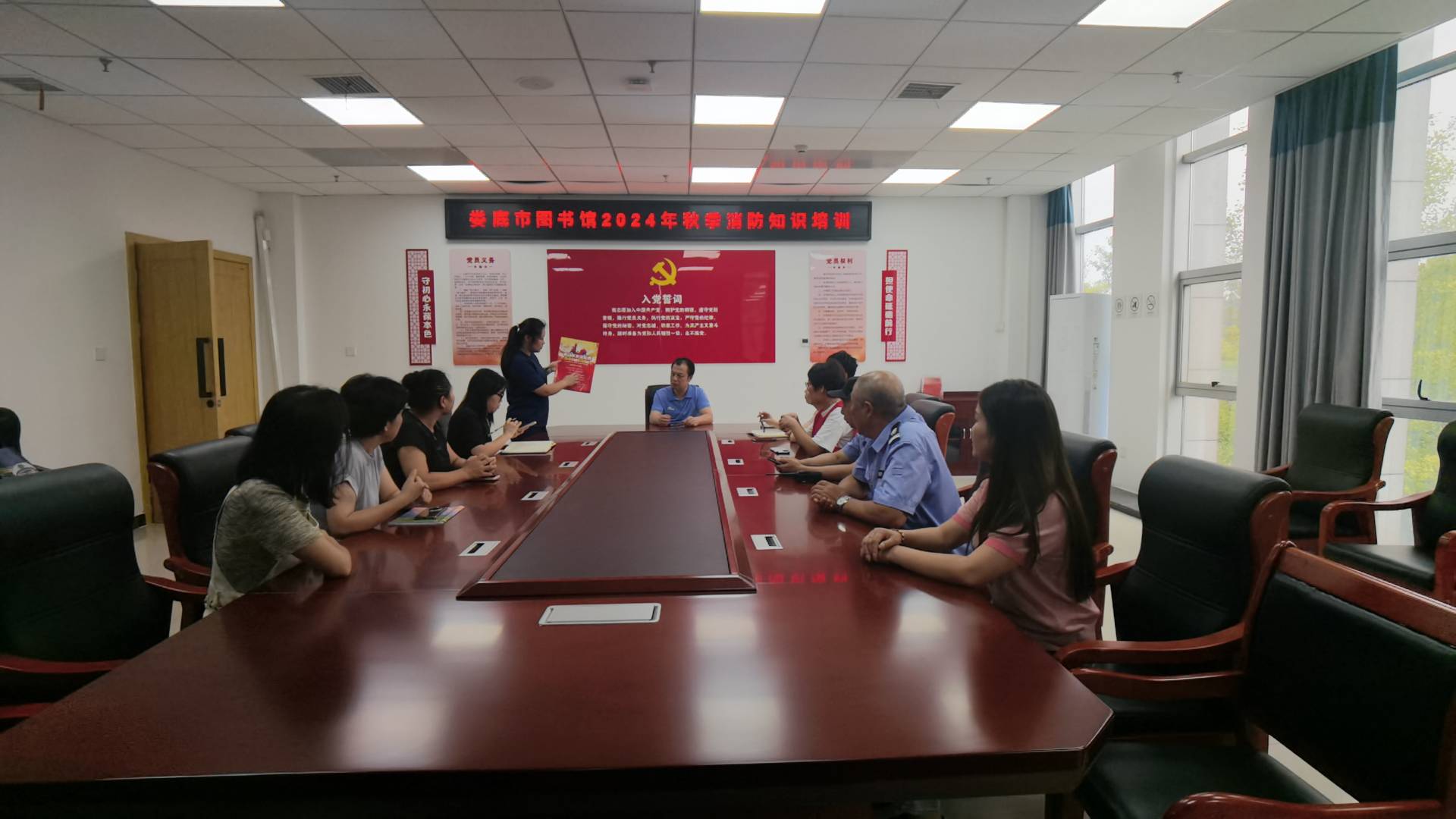 娄底市消防救援支队对娄底市图书馆开展电动自行车消防宣传培训（单位供图）