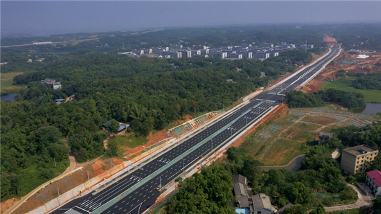 建好的白庭路主干道。受访单位供图
