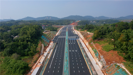 建好的白庭路主干道。受访单位供图