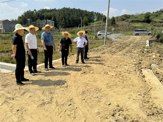 进出口银行湖南省分行赴武冈市万山社区调研驻村帮扶和乡村振兴工作。企业供图