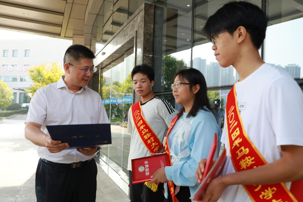 大學新生來到州稅務局機關參加交流學習。單位供圖