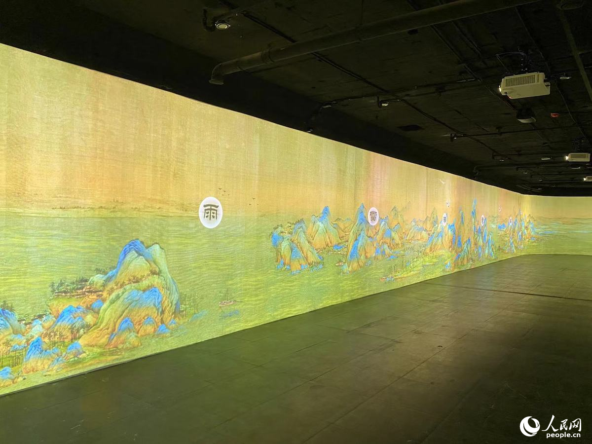 展馆内30米大屏，尽显湖湘胜景。人民网记者 向宇摄