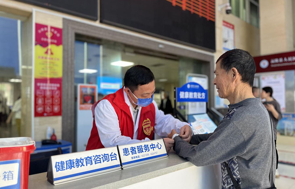 沅陵县人民医院党员志愿者在分诊台提供导诊服务。单位供图