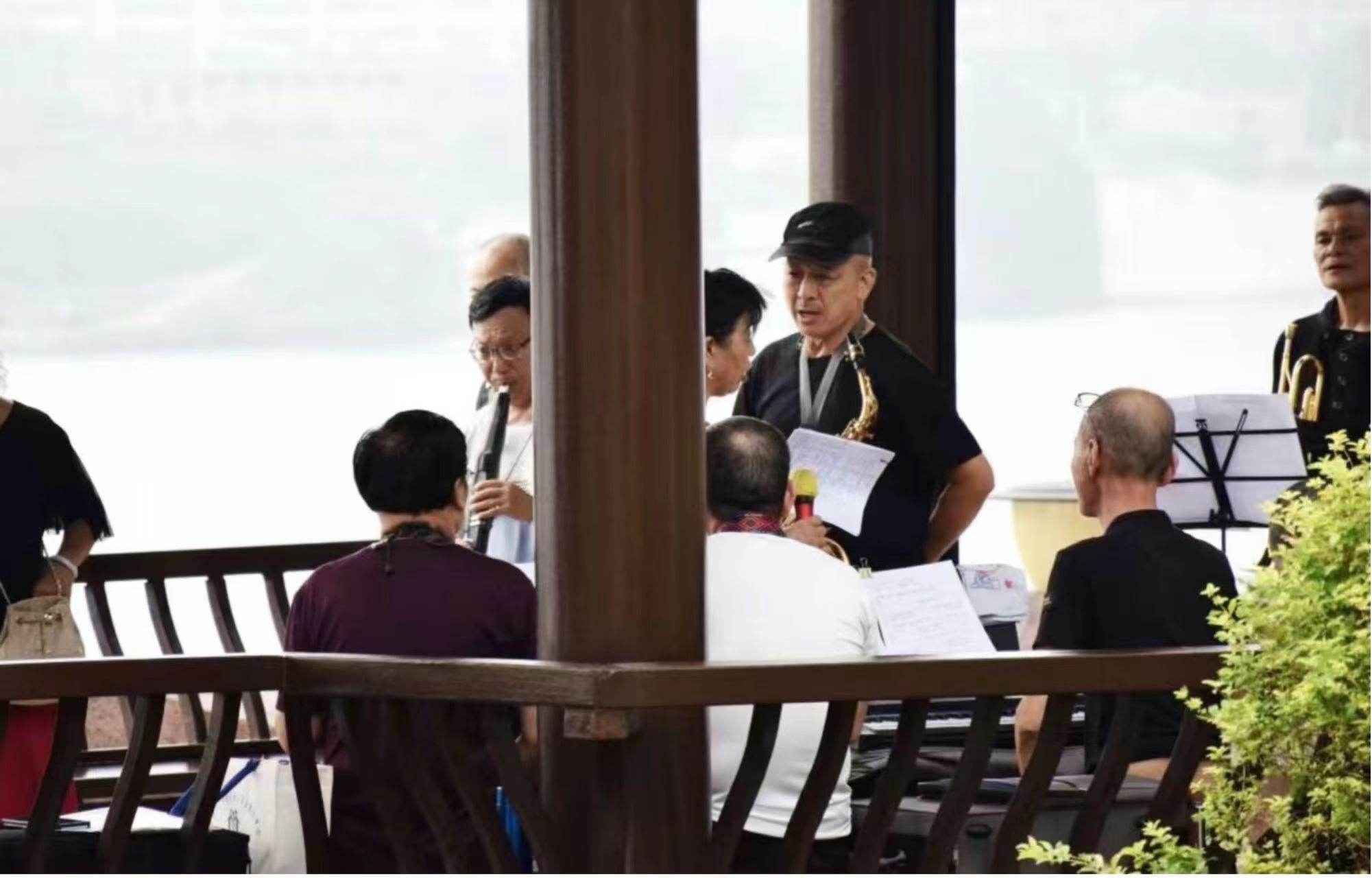 市民在石鼓书院广场新建的文化长廊内排练。王思雨摄