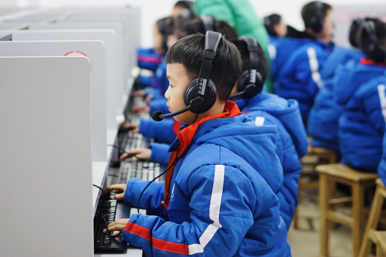 “人机对话”测试，提升学生综合素养。谢倩摄