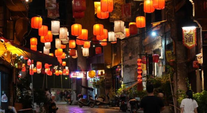  Fireworks in the ancient lane of Xinhua Xiangdong Street