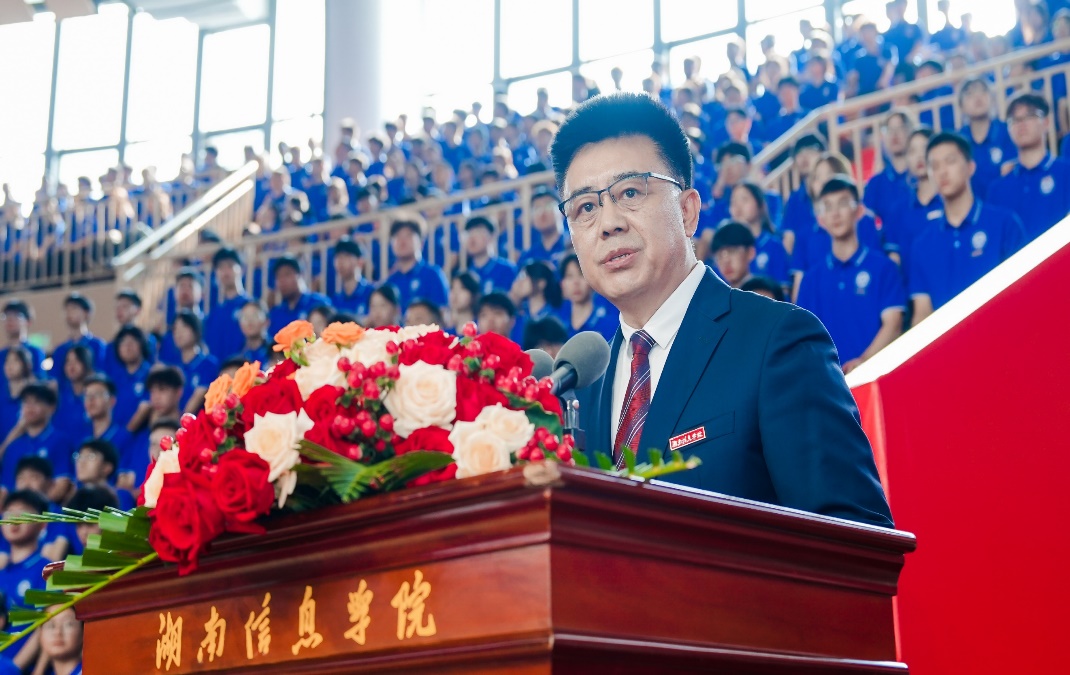 湖南信息学院2024级新生开学典礼，校长张福利寄语。单位供图